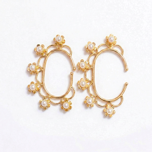Pendientes de Oreja con Perlas Doradas y Flores |   Elegantes Pendientes de Flores |   Pendientes de Novia, Sin Perforación - Product Image 1