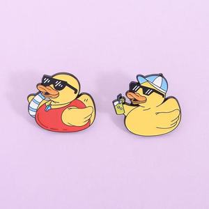 Broche en alliage de zinc avec émail doux, motif canard de dessin animé mignon, nouveauté, petit canard jaune, pour <span class=keywords><strong>les</strong></span> <span class=keywords><strong>vacances</strong></span>, <span class=keywords><strong>les</strong></span> boissons, <span class=keywords><strong>les</strong></span> bouées de natation - Product Image 1