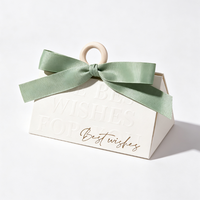 Boîte à dragées personnalisée pour mariage, boîte cadeau en papier triangulaire gaufrée avec ruban, boîte à bonbons vide de luxe pour souvenir de mariage