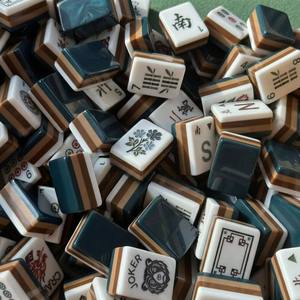 Set di Tessere Mahjong Pieghevoli di Lusso Moderno, in Acrilico a 2 Strati, Gioco di Poker Cinese Mahjong, Set di Tessere Lyla con Logo Personalizzato per Intrattenimento - Product Image 3