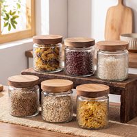 Bocaux en verre vintage avec couvercles en bois pour la cuisine : sucre, café, bonbons, épices, biscuits, thé, flocons d'avoine, pâtes