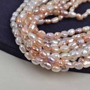 สร้อยคอมุกน้ำจืดทรงบาร็อคธรรมชาติ ขนาด 6-7 มม. ผิวมันเงาสองด้าน รูตรง คละสี ขาว มุกกึ่งหลวม - Product Image 2