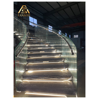 Escalier courbé à quart de tour avec marches en érable et poutre intérieure métallique, conception gain de place pour entrée d'appartement