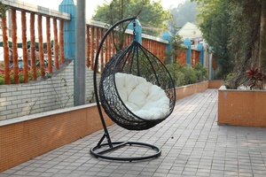 Venta al por mayor de fábrica: Silla colgante moderna y económica para patio, mueble de exterior, silla de metal de ocio con cojín para parque. - Product Image 2
