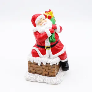 Nuova decorazione natalizia personalizzata in resina di Babbo Natale in miniatura che scende camino statuetta ornamenti da tavolo scultura
