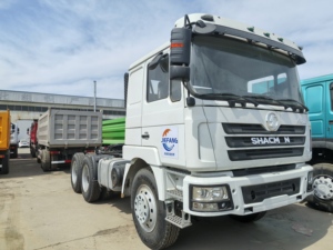 SHACMAN Delong Unidad de tractor 2x8 de alta calidad Nuevos camiones de combustible diésel blancos de alta potencia Fabricado por el proveedor para la venta - Product Image 3