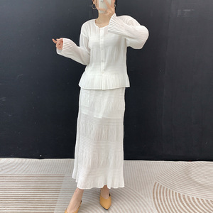 ชุดแฟชั่นลำลองจีบพลีท Miyake รุ่นใหม่ประจำฤดูร้อนและฤดูใบไม้ร่วงปี 2026 เสื้อคาร์ดิแกนจีบพลีททำมือ + กระโปรงยาว ชุดเซ็ตสองชิ้น - Product Image 1