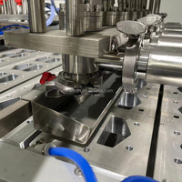 Récipient automatique en aluminium Machine à emballer les aliments pour animaux de compagnie Machine automatique de scellage de plateau pour conteneurs d'aliments pour animaux de compagnie