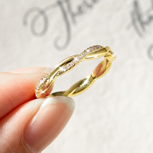 แหวนมอสซาไนต์ 0.22 กะรัต รับรองโดย VVS1 GRA ประดับแบบ Pave Set ลายไขว้ ตัวเรือนทองแดงชุบทอง 14K สำหรับผู้หญิง สวมใส่ได้ในโอกาสสบายๆ - Product Image 4