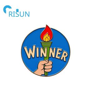 Hersteller von 3D-Fackel-Anstecknadeln für Wissen und Führung, Maßgefertigte Sport-Siegerauszeichnung, Lorbeer- und Siegesfackel-Anstecknadel - Product Image 3