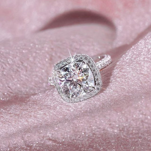 Anello di Lusso con Zirconi Quadrati, Gioiello Elegante per Matrimonio e Fidanzamento, Stile Moderno per Uso Quotidiano, Regalo per Donne - Product Image 6