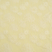 Tissu tricoté respirant à rayures verticales jaune clair brillant, broderie délicate de lotus en point de chaînette, motif floral raffiné