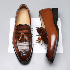 Mocasines británicos 9608-1 de PU con punta en pico y borlas para hombre joven, con suela de goma y logo grabado, ideales para oficina y carrera profesional. - Product Image 2