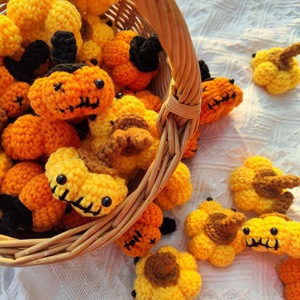 Venta al por mayor hecho a mano lindo Mini ganchillo <span class=keywords><strong>de</strong></span> punto coche percha pequeña calabaza artesanía <span class=keywords><strong>para</strong></span> fiesta <span class=keywords><strong>de</strong></span> Halloween decoración del hogar regalos Accesorios - Product Image 6