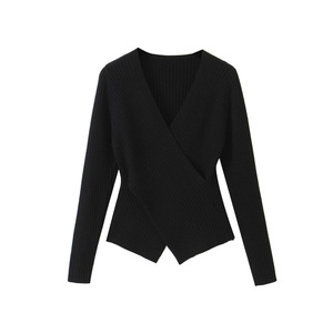 Pull en tricot croisé à col en V pour femmes grandes tailles, couleur unie noire, manches longues, design côtelé N8775 - Product Image 1