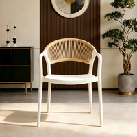 Chaise de salle à manger moderne nordique minimaliste en PP avec accoudoirs et dossier en PU, idéale pour les intérieurs/extérieurs, balcons, cours et mobilier de maison