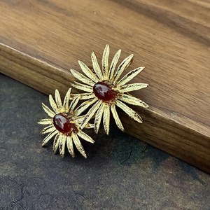 Corsage de Girasol con Granate Rojo Estilo Antiguo Europeo, Broche de Flor de Cobre Chapado en Oro Hecho a Mano, Regalo de Joyería - Product Image 3
