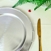 Assiette de Présentation en Plastique PP Doré à Motif Feuille, Style Américain, Personnalisable, Pigmentée, Durable, pour Fêtes et Événements, Vente en Gros