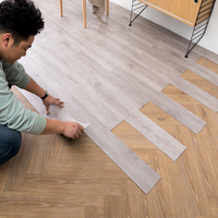 Planche de vinyle en plastique imperméable à l'eau à bas prix 1.5mm 2mm 2.5mm 3mm 5mm carreaux de PVC de luxe revêtement de sol auto-adhésif pour la maison