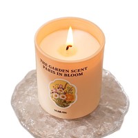 Bougie parfumée artisanale en cire de soja, design floral emblématique, dans un pot en verre en forme de tasse, coffret cadeau, parfum haut de gamme parisien.