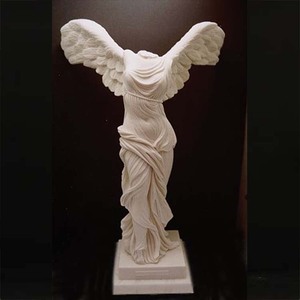 Sculpture de figure mythologique grecque antique, grande statue de la Victoire ailée en marbre à vendre - Product Image 3