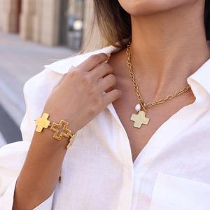 Nouveau collier tendance en acier inoxydable plaqué or 18 carats PVD, imperméable, texture martelée, chaîne à maillons géométriques, pendentif en forme de cœur et de croix - Product Image 6