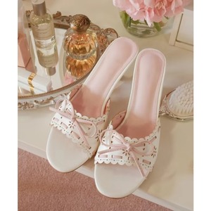 Mules à talons pour femmes de haute qualité, sandales à talons ouvertes à bout rond, à enfiler, avec découpes florales et un détail nœud adorable - Product Image 1