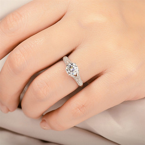 Anillo de Compromiso de Diamantes en Oro Blanco para Mujer T0287, Corte Brillante Redondo, Color G, Diamantes Laterales Naturales - Product Image 5