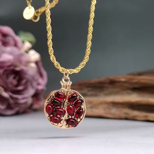 Collana con ciondolo a forma di frutto rosso, gioielli retrò da donna per tutti i giorni, idee regalo - Product Image 6