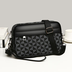 Bolso de Mano para Hombre con Múltiples Bolsillos, Textura Premium, Resistente, Convertible en Bandolera - Product Image 3