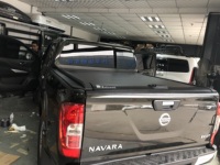 Accessoires de camionnette, couvre-caisse de camionnette rigide à trois volets, couvre-caisse de camionnette rétractable automatique pour Nissan Navara