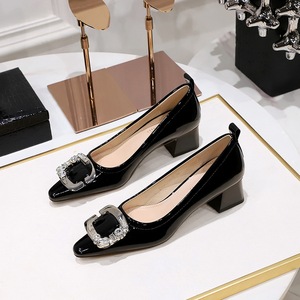 <span class=keywords><strong>Décolleté</strong></span> Casual eleganti in vernice da donna con <span class=keywords><strong>tacco</strong></span> sottile con fibbia in strass <span class=keywords><strong>tacco</strong></span> <span class=keywords><strong>medio</strong></span> per uso estivo e invernale - Product Image 4