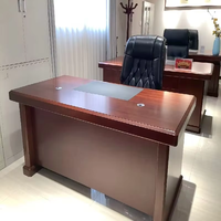 Ensemble de bureaux de direction au design moderne pour les gestionnaires, les directeurs généraux, les patrons, les postes de travail de bureau, les bureaux