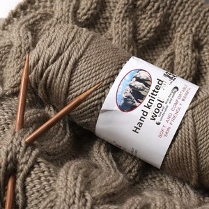 Laine peignée australienne importée, teinte, de grosseur moyenne, épaisse, pour tricot à la main : pulls, vêtements d'extérieur, écharpes, châles, gilets - Product Image 4