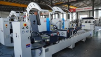 Sierra de corte de perfil de aluminio de doble cabezal integrada de precisión CNC con hoja de 550 mm para muros cortina y ventanas