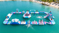 Aire de jeux aquatiques flottante pour enfants avec trampoline, toboggan et éléments d'obstacles pour les stations balnéaires lacustres et les loisirs aquatiques en famille