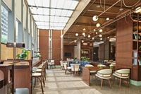Ensemble de table et de chaises de restaurant en bois massif traditionnel avec options personnalisables, design rond durable
