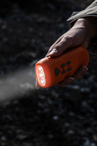 ไฟฉายวิทยุฉุกเฉินอเนกประสงค์: วิทยุ AM/FM, ไฟฉายสว่างพิเศษ, ที่ชาร์จโทรศัพท์มือถือ และไซเรนเสียงดังพร้อมระบบมือหมุน - Product Image 3