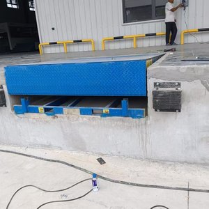 منصة تحميل هيدروليكية ثابتة للحاويات مع جسر صعود ورافعة - Product Image 2