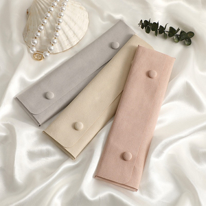 Pochettes en microfibre ultra-fine rose clair et gris clair pour bijoux, avec logo personnalisé, pour l'emballage et la collection de pendentifs (vente en gros) - Product Image 3