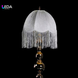 Lámpara de Mesa Clásica LEDA de Metal con Pantalla Blanca de Flecos, Centro de Mesa para Decoración de Bodas, Fiestas de Cumpleaños y Eventos - Product Image 2