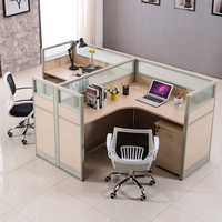 Poste de travail individuel moderne et portable avec cloison de séparation, chaise et panneau de style bois pour employés
