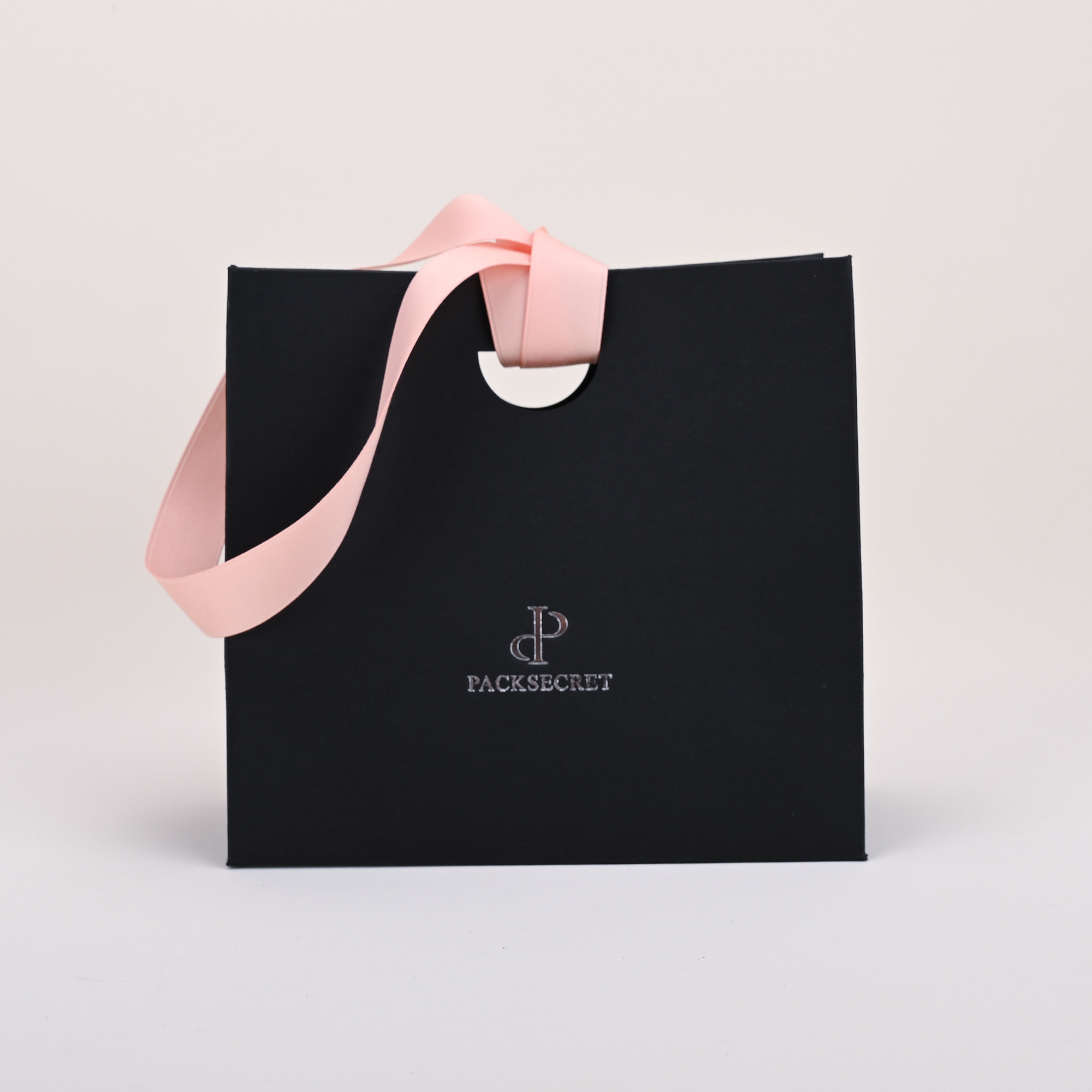 14,5*15*7,5 cm negro con cinta rosa