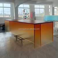 Comptoir de bar en acrylique de luxe haut de gamme Bureau de réception en acrylique de style moderne Table longue en acrylique épaissie utilisée pour la villa