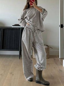 Conjunto de Pantalones de Punto a Rayas de 2 Piezas para Mujer, Marca Privada, Casual, Manga Larga, Corte Holgado, Transpirable, Poliéster, Ropa de Estar por Casa para Otoño - Product Image 4