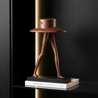 Sculpture en résine à grain de bois vintage Flolenco, figurine d'homme aux longues jambes avec chapeau à large bord pour la décoration intérieure d'hôtel ou de villa