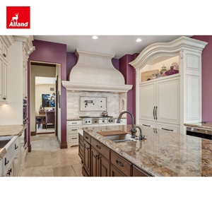 Armoire de cuisine îlot Allandgroup de luxe, style médiéval, en <span class=keywords><strong>bois</strong></span> massif blanc mélangé à un <span class=keywords><strong>aspect</strong></span> <span class=keywords><strong>bois</strong></span>, avec organisateur en <span class=keywords><strong>bois</strong></span> personnalisé - Product Image 2