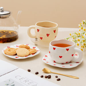 Ensemble tasse et soucoupe à café en céramique à motif de cœurs pour le thé de l'après-midi, rose avec cœurs rouges, forme irrégulière, design fait main - Product Image 5