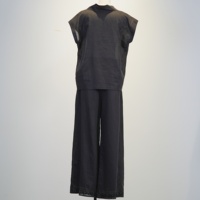 Ensemble deux pièces haut à col montant et manches courtes, pantalon large, 52% lin, 48% coton, doublure 100% polyester, ourlet en dentelle noire