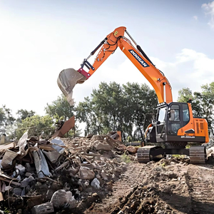 Excavadora de cadenas Develon DX235LCR con giro de cola reducido, excavadora hidráulica de 24 toneladas para construcción en espacios confinados - Product Image 1